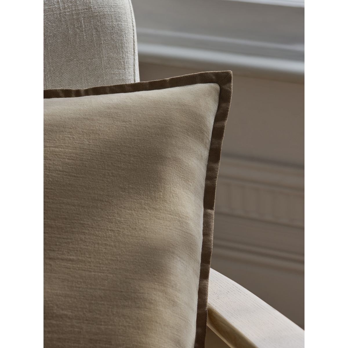 Coussin en velours de coton délavé n. premium naturel foncé, NEXT