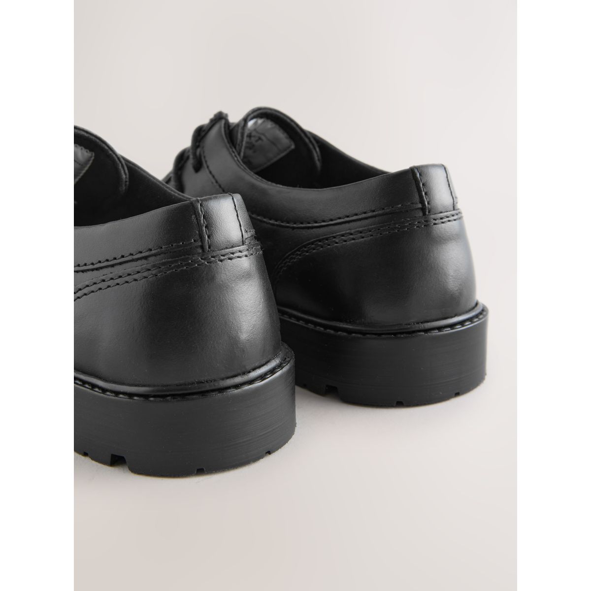 Chaussures à lacets en cuir avec plastron noir, NEXT