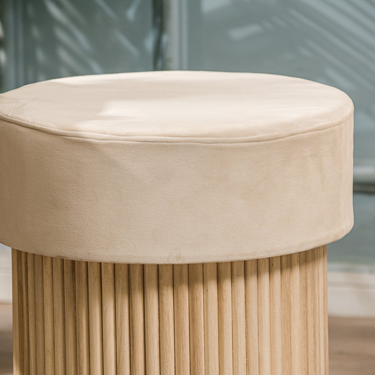 Pouf velours, base en bois, OTSU beige, NORDLYS