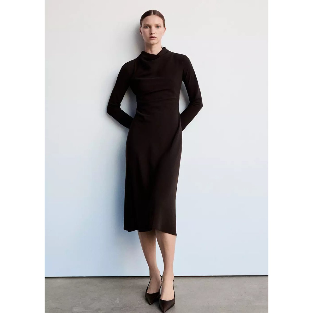 Robe drapée à col montant marron, MANGO