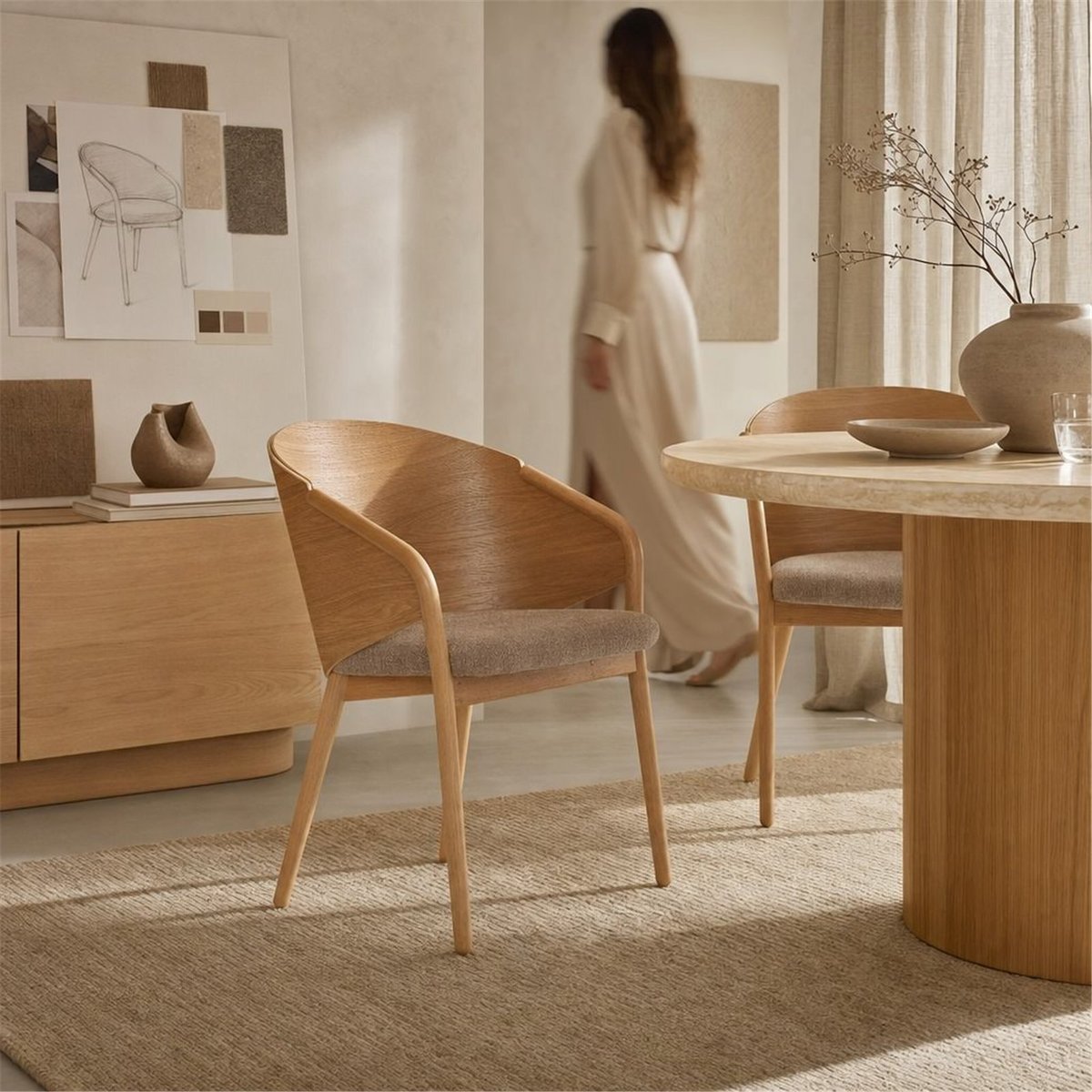 Chaise en bois et tissu au confort enveloppant naturel et brun clair, RECOLLECTION