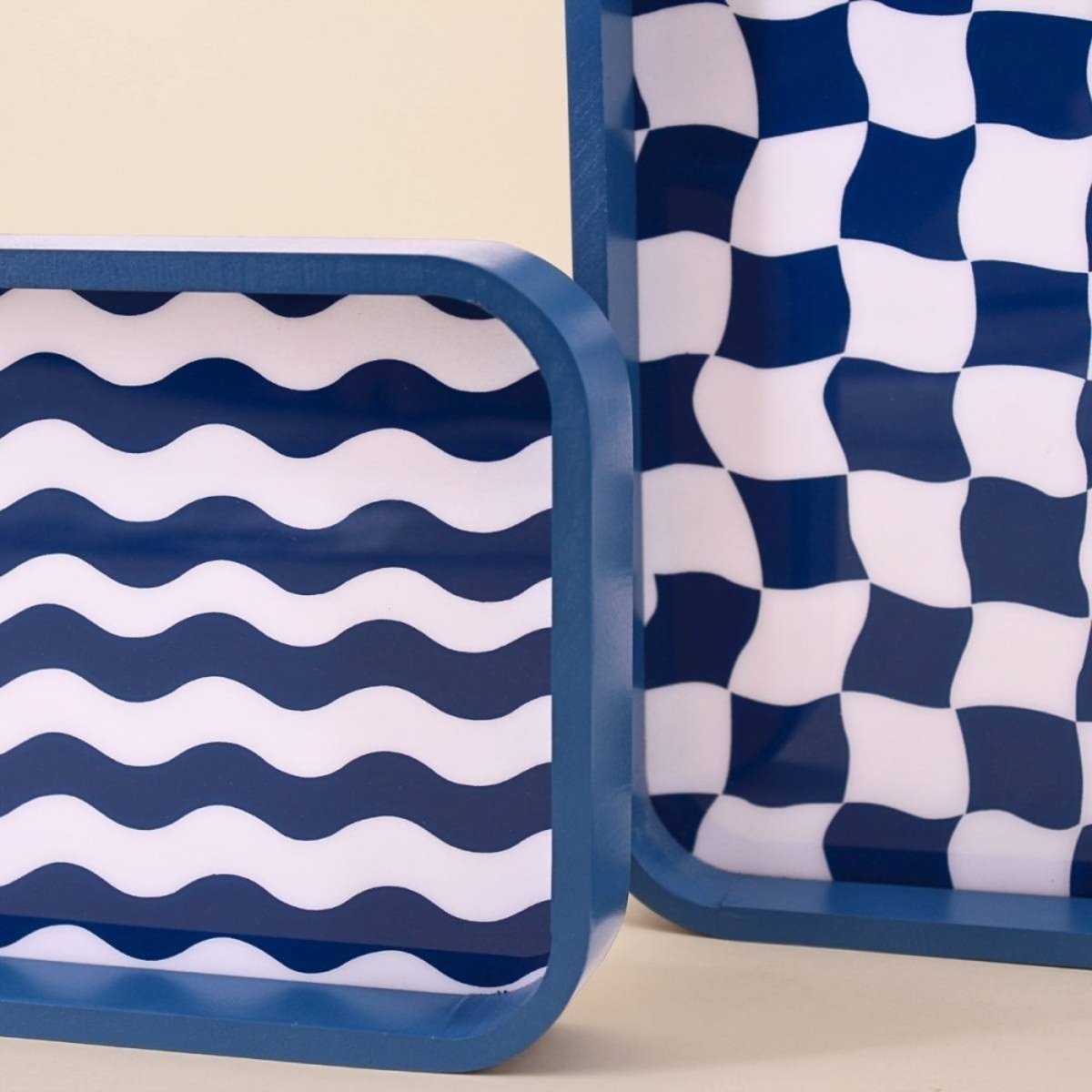 Set de 3 plateaux damiers et rayures bleu et blanc bleu, ORNAMI