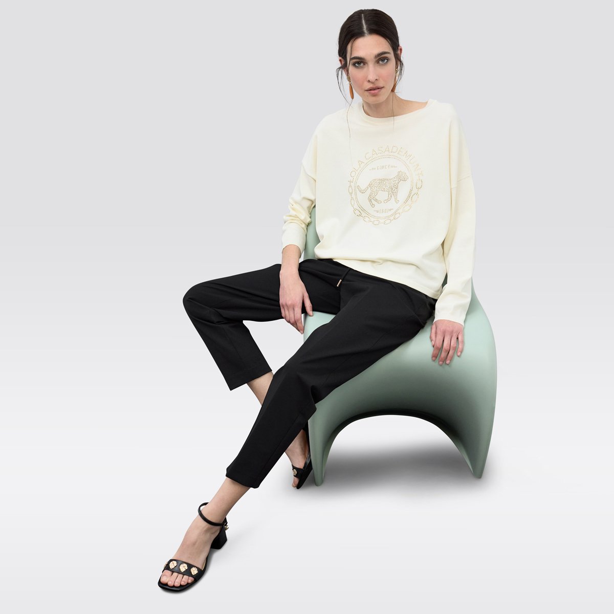 Pull à motif graphique orné de strass ecru, LOLA CASADEMUNT