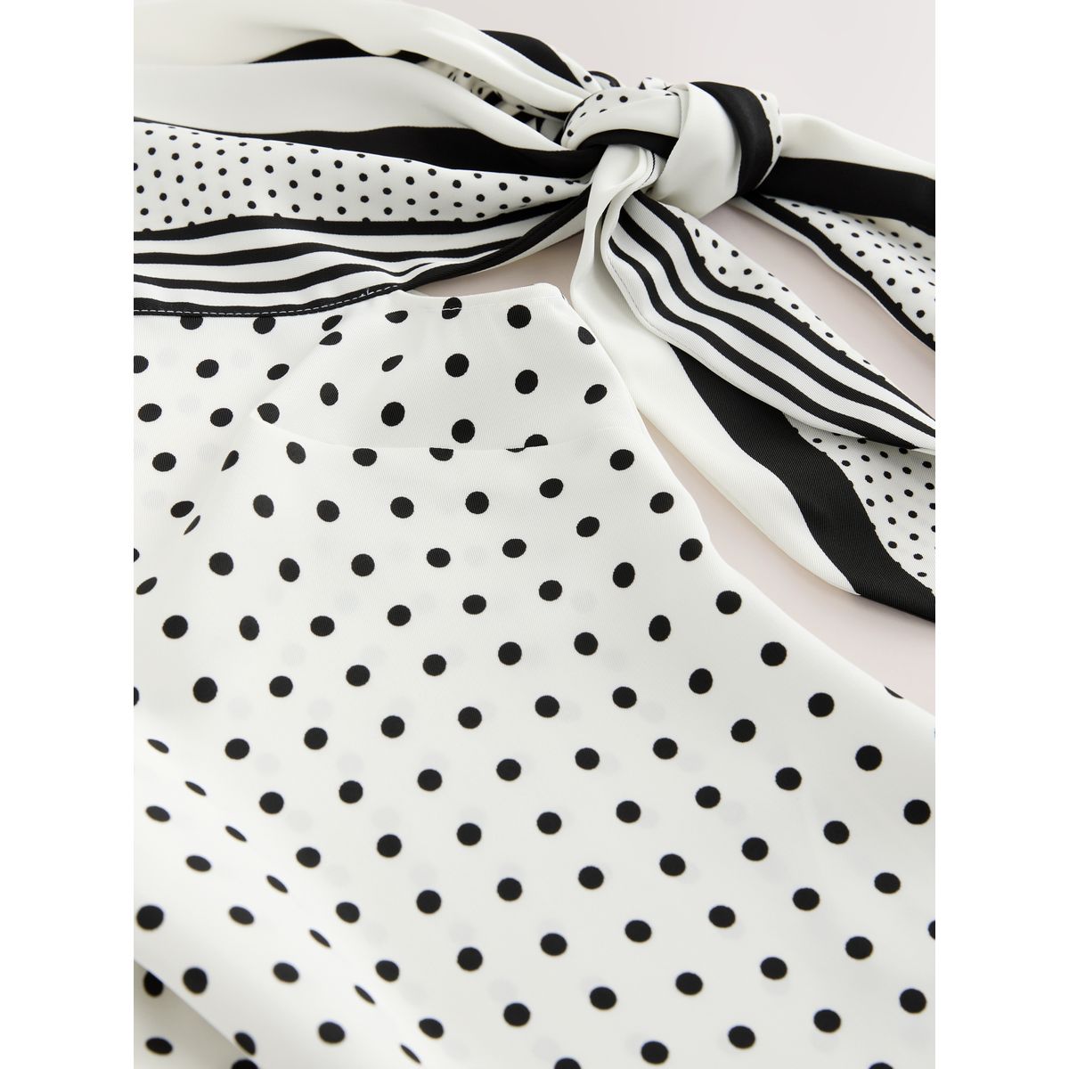 Top en satin à épaules dénudées pois blancs et noirs, NEXT