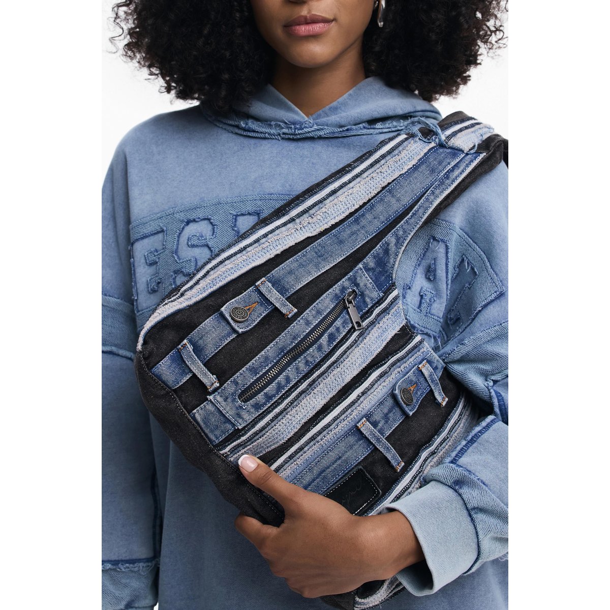 Sac moyen ovale en denim patch bleu, DESIGUAL