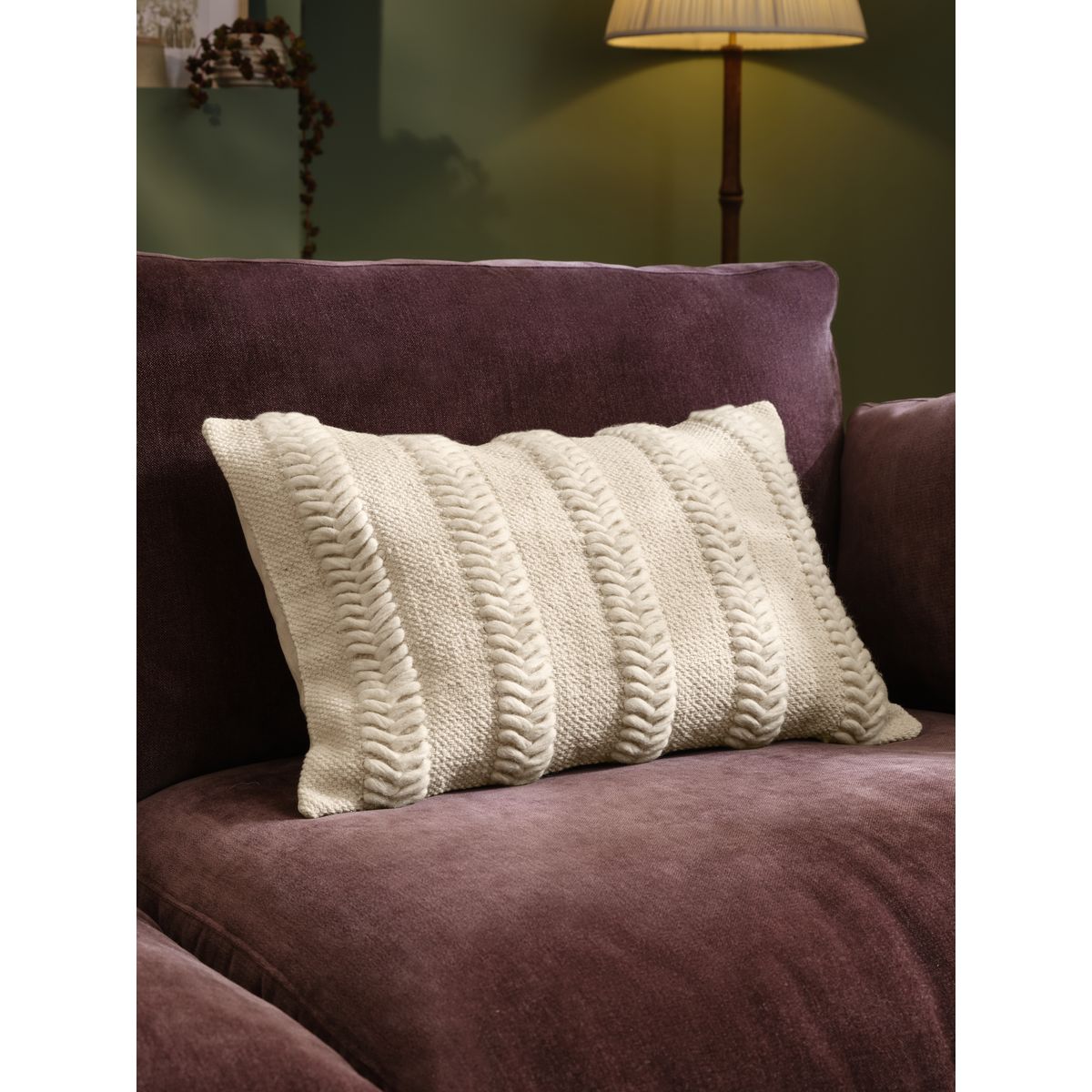 Coussin tissé à motif chevrons naturel, NEXT