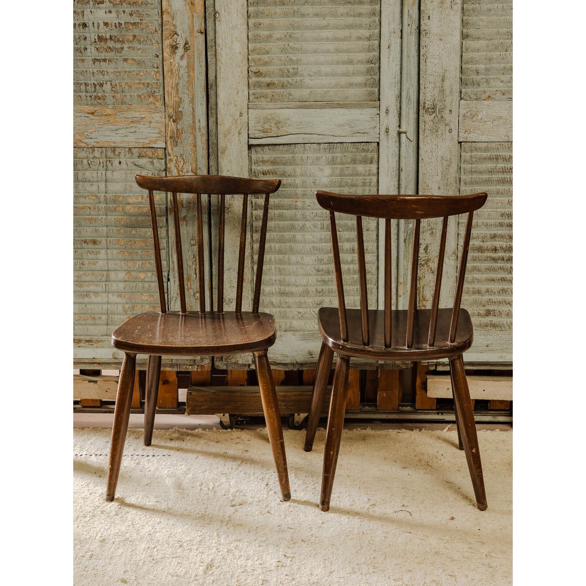 Lot de 3 chaises en bois Claude N°1566 - Bon état bois foncé, DEBONGOUT