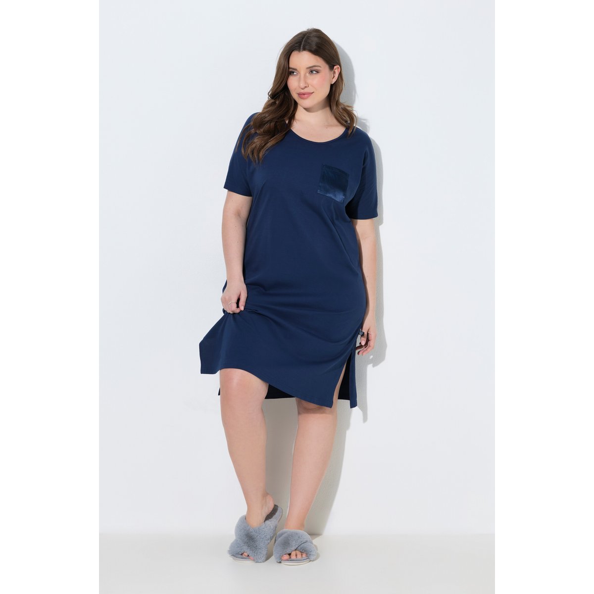 Chemise de nuit avec poche poitrine en satin bleu nuit, ULLA POPKEN