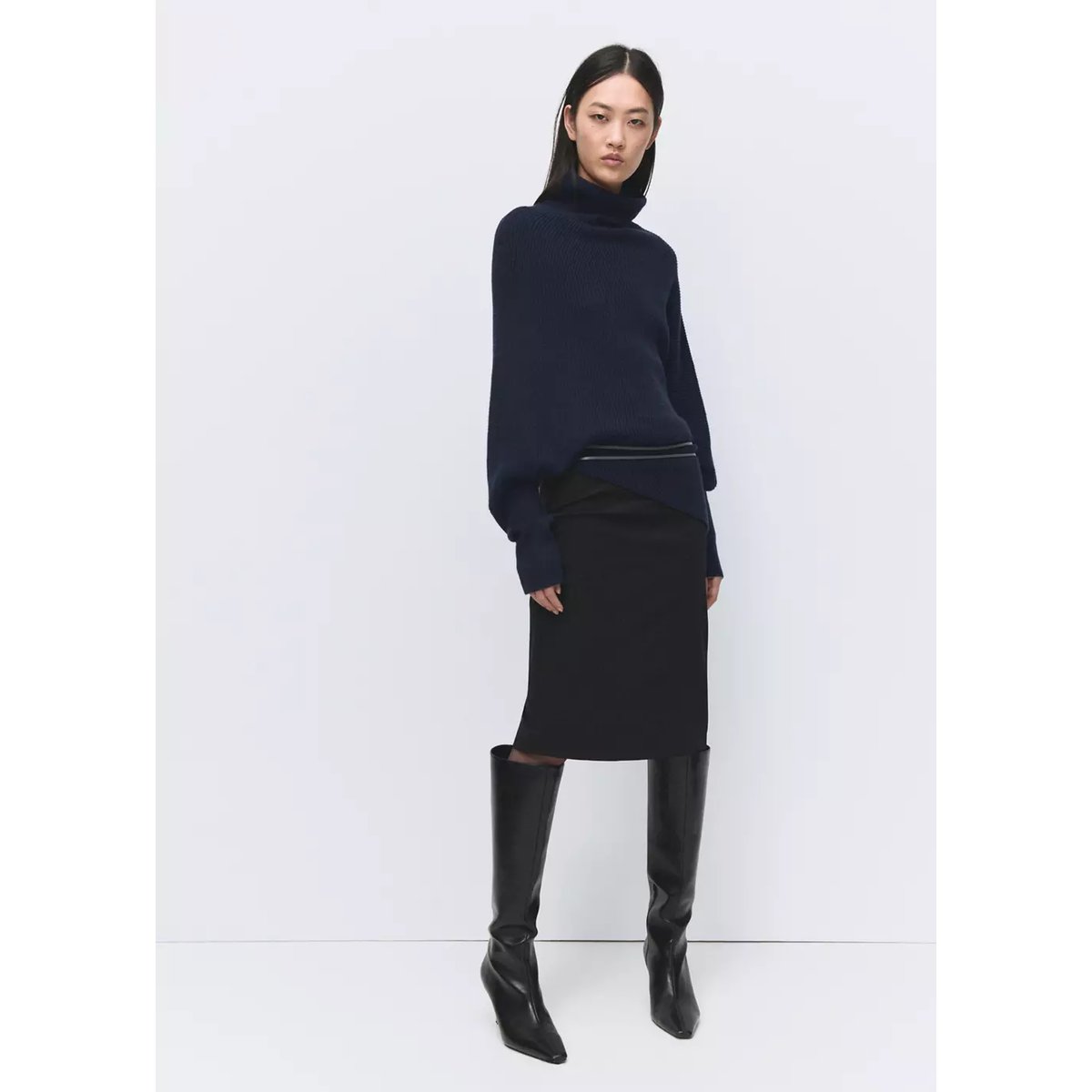 Pull asymétrique col roulé bleu marine, MANGO