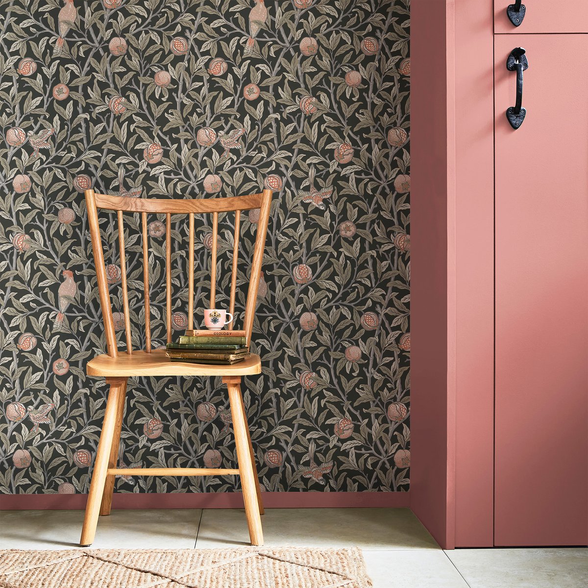 Papier peint Oiseaux et fleurs de grenadier d'un soir d'été corail, gris-vert, anthracite, WILLIAM MORRIS AT HOME