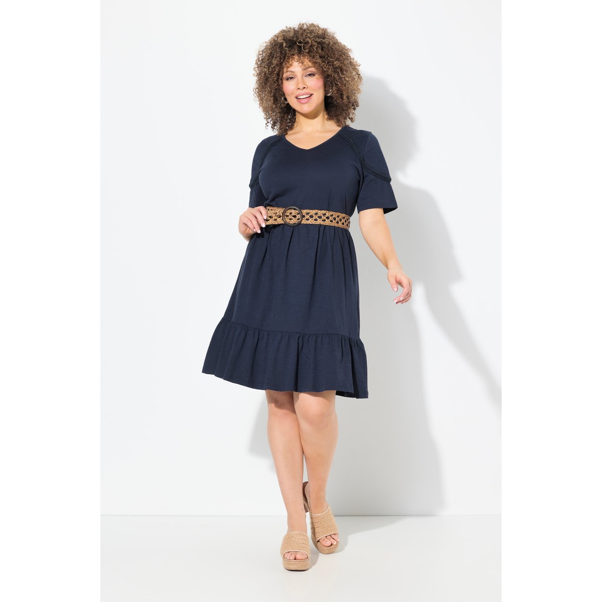 Robe en jersey à galon fantaisie. Décolleté marine, ULLA POPKEN