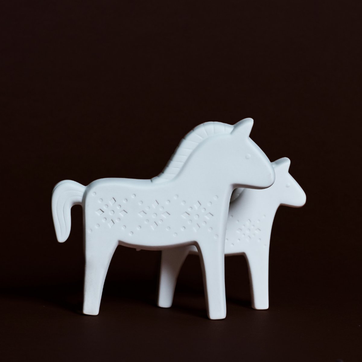 Statue cheval de noël décoratif en grès H15 blanc, SIA DECO