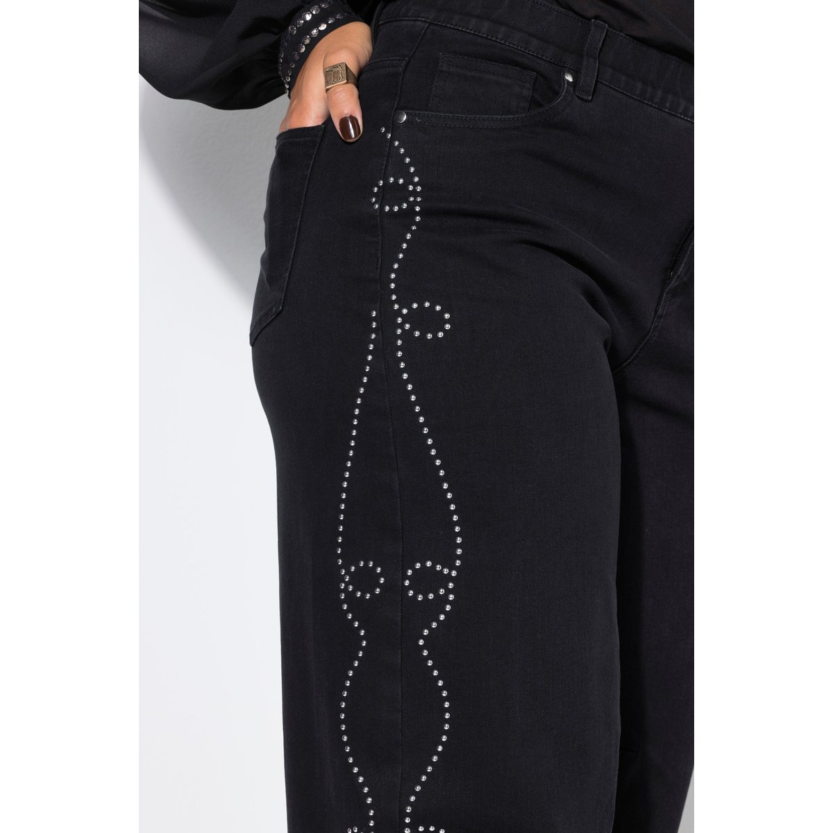 Jean à jambes ballon avec motif en rivets noir, STUDIO UNTOLD