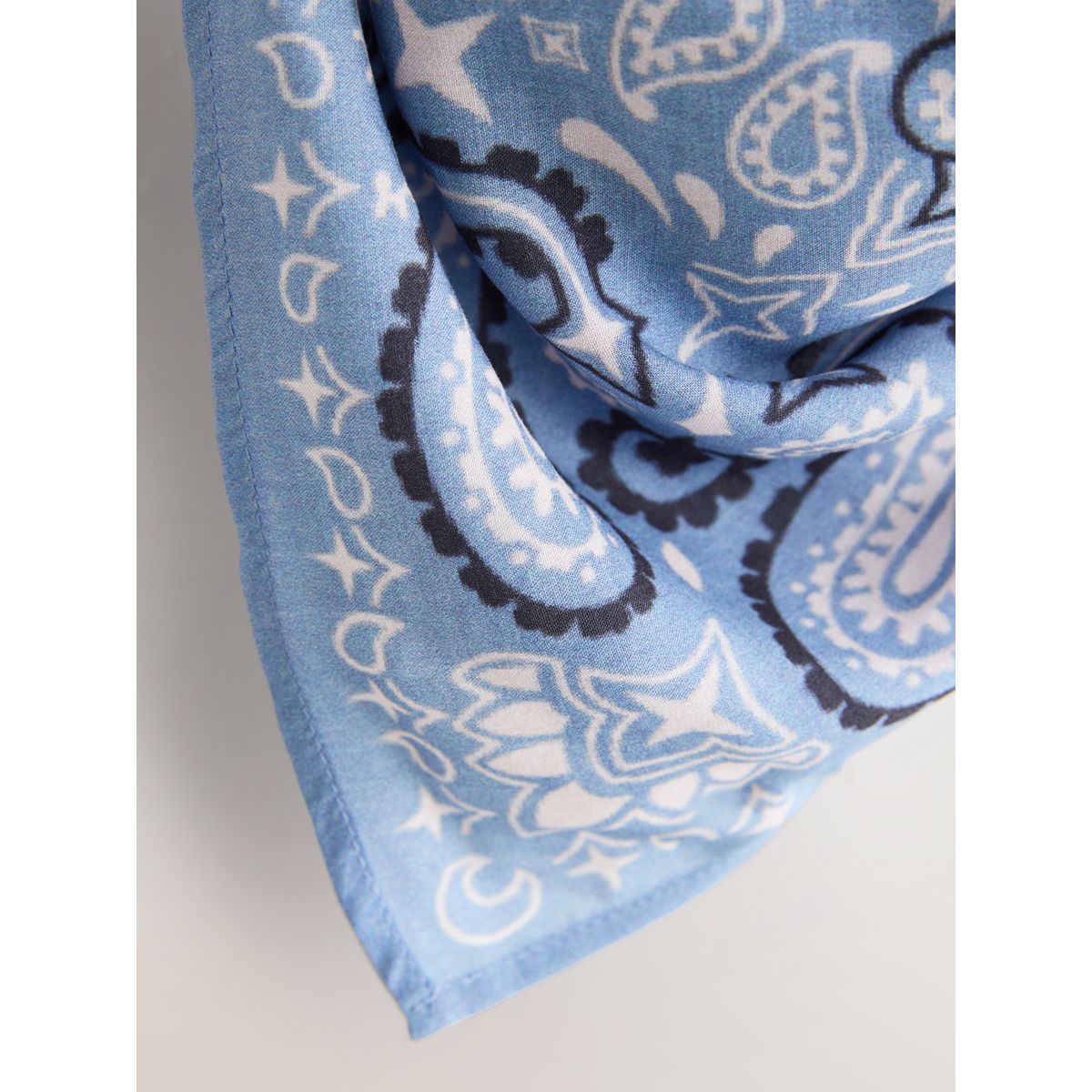 Foulard carré léger à imprimé bandana bandana bleu, NEXT