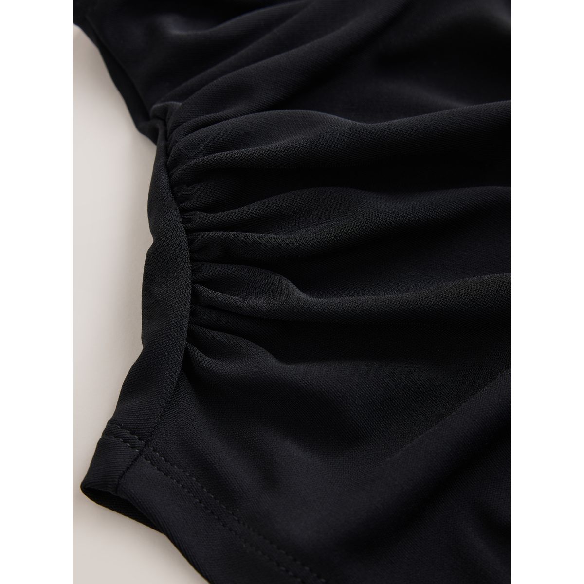 Haut asymétrique drapé à manches courtes noir, NEXT