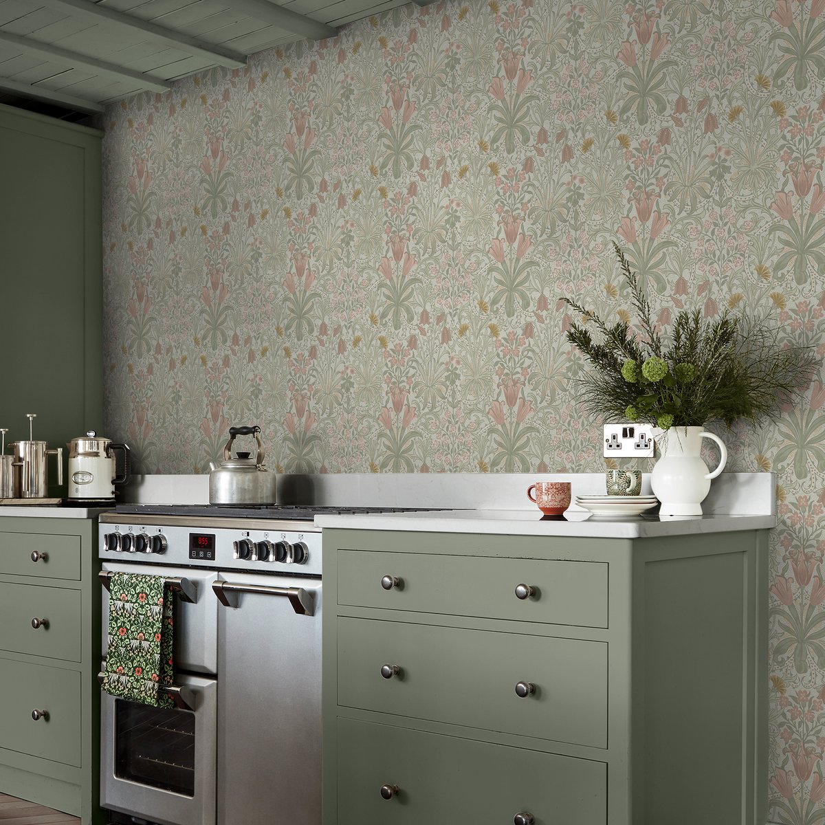 Papier peint fleuri Woodland Weeds Peony & Sage vert clair, rose, ocre, WILLIAM MORRIS AT HOME
