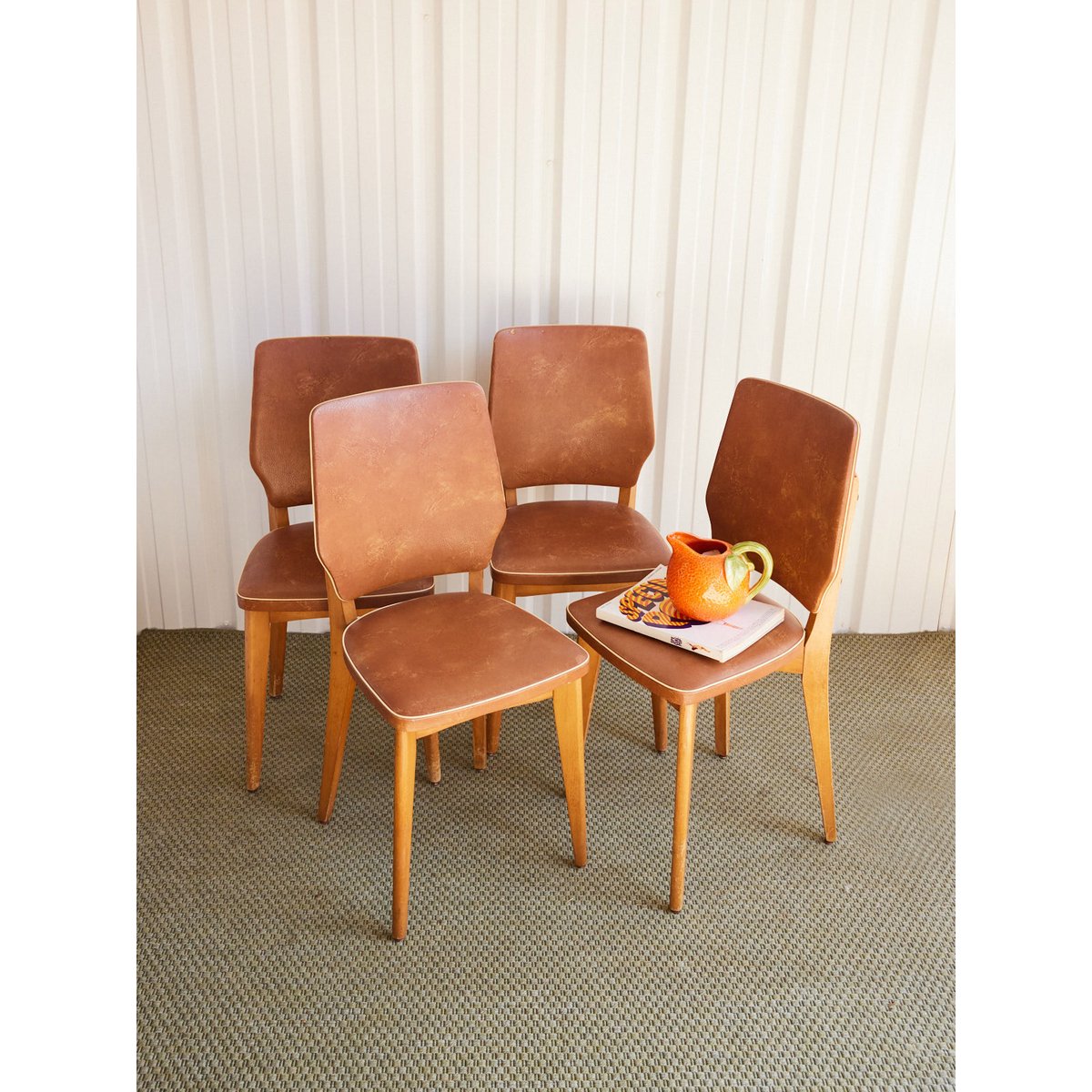 Lot de 4 chaises en skaï Alma N°1765 - Bon état marron, DEBONGOUT