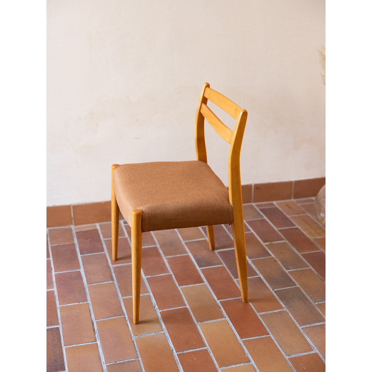 Lot de 4 chaises aux teintes douces Alma N°1899 - Bon état corail, DEBONGOUT