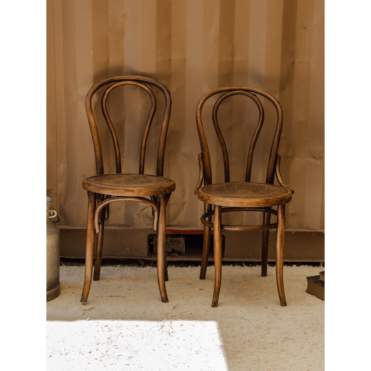 Lot de 4 chaises en bois Claude N°1408 - Bon état bois foncé, DEBONGOUT