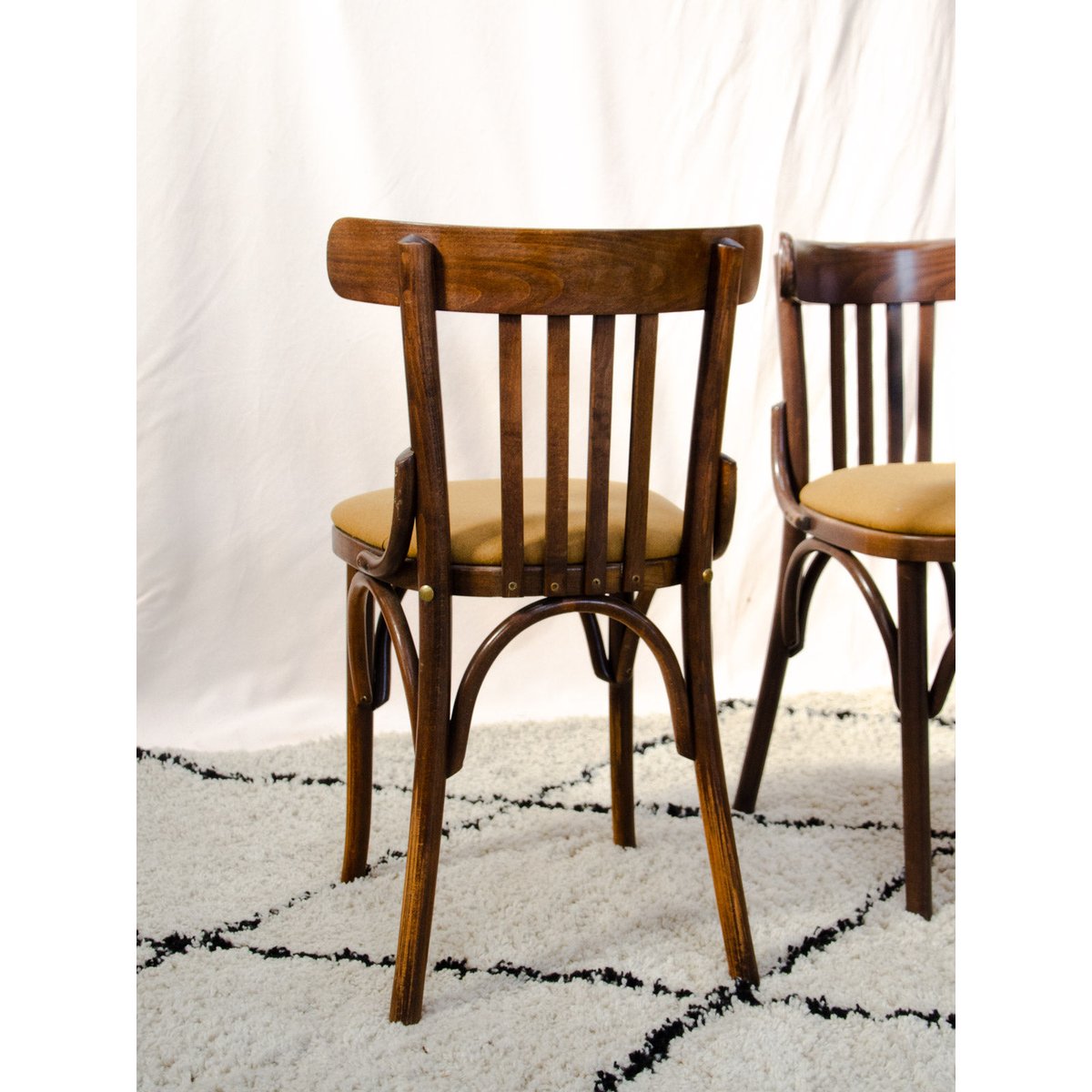 Lot de 4 chaises en hêtre et tissu Claude N°1742 - Bon état bois foncé, DEBONGOUT