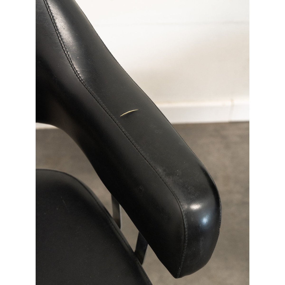 Paire de fauteuils en skaï et métal Jakob N°1289 - Bon état noir, DEBONGOUT
