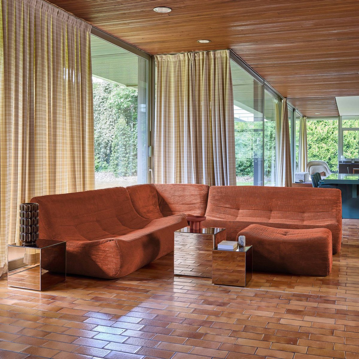 Canapé d'angle compressé modulable 7 places avec repose pied velours côtelé SOKOL terracotta, SWEEEK