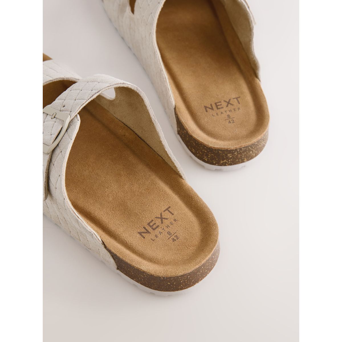 Sandales en daim à 2 boucles et motif relief marron, NEXT