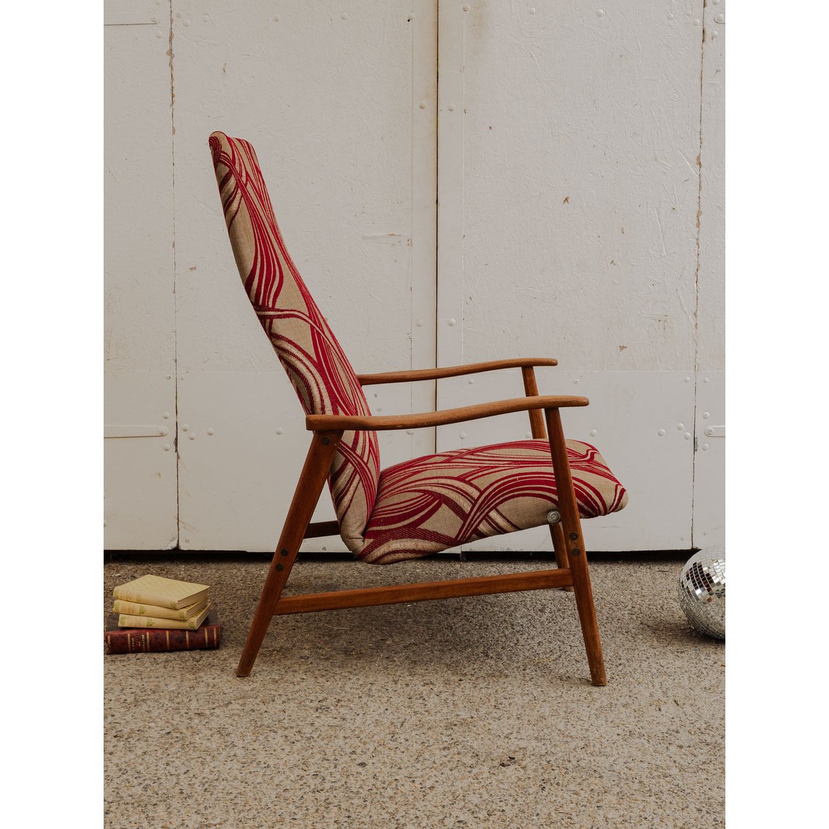 Fauteuil scandinave en bois et tissu à motifs Ernest N°988 - Bon état bois foncé, DEBONGOUT