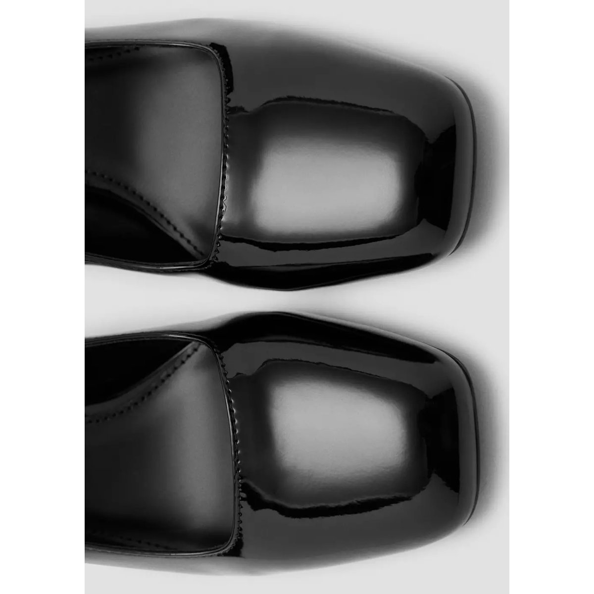 Chaussures à talons vernies avec boucle noir, MANGO