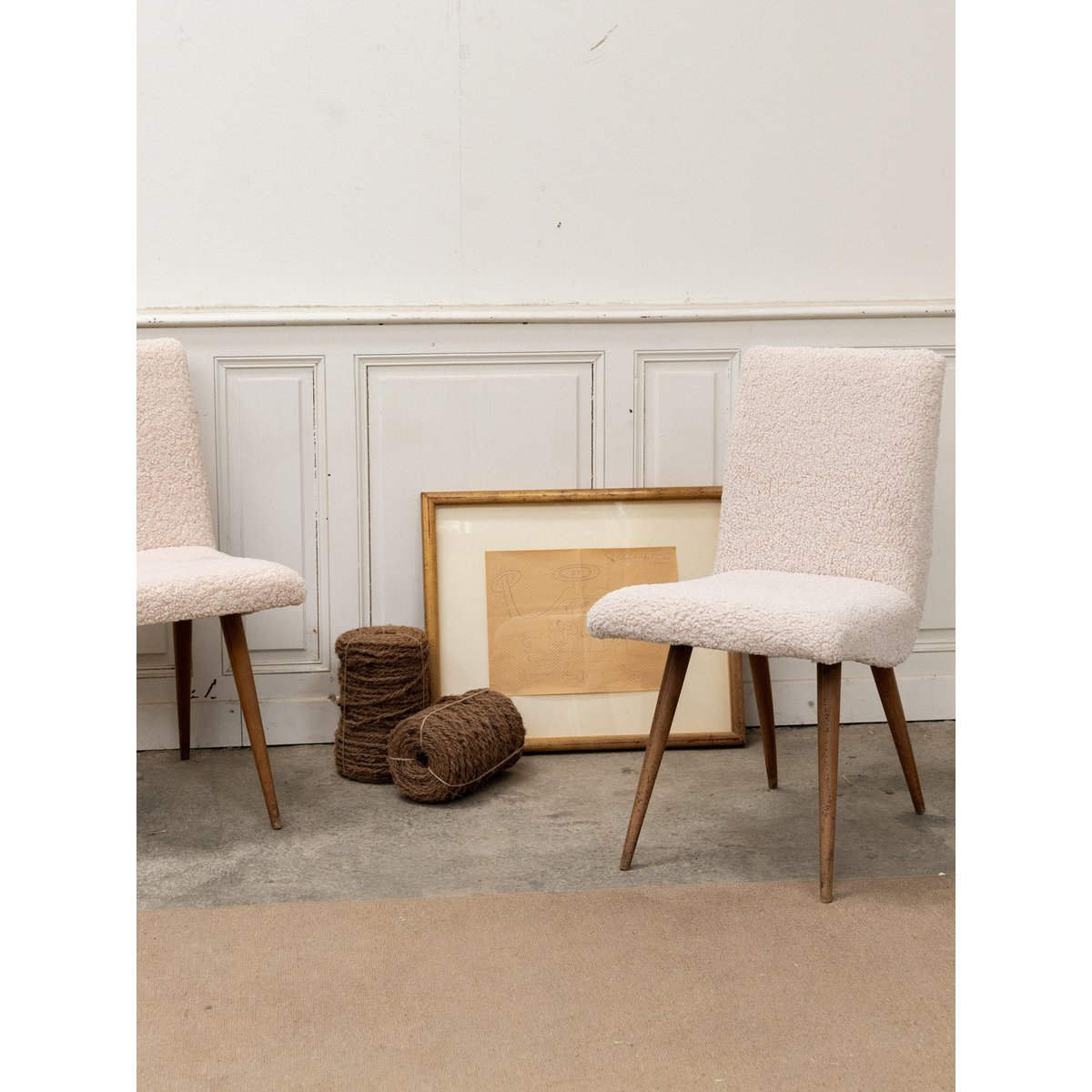 Paire de chaises en tissu bouclette blanc Alma N°1691 - Bon état blanc, DEBONGOUT