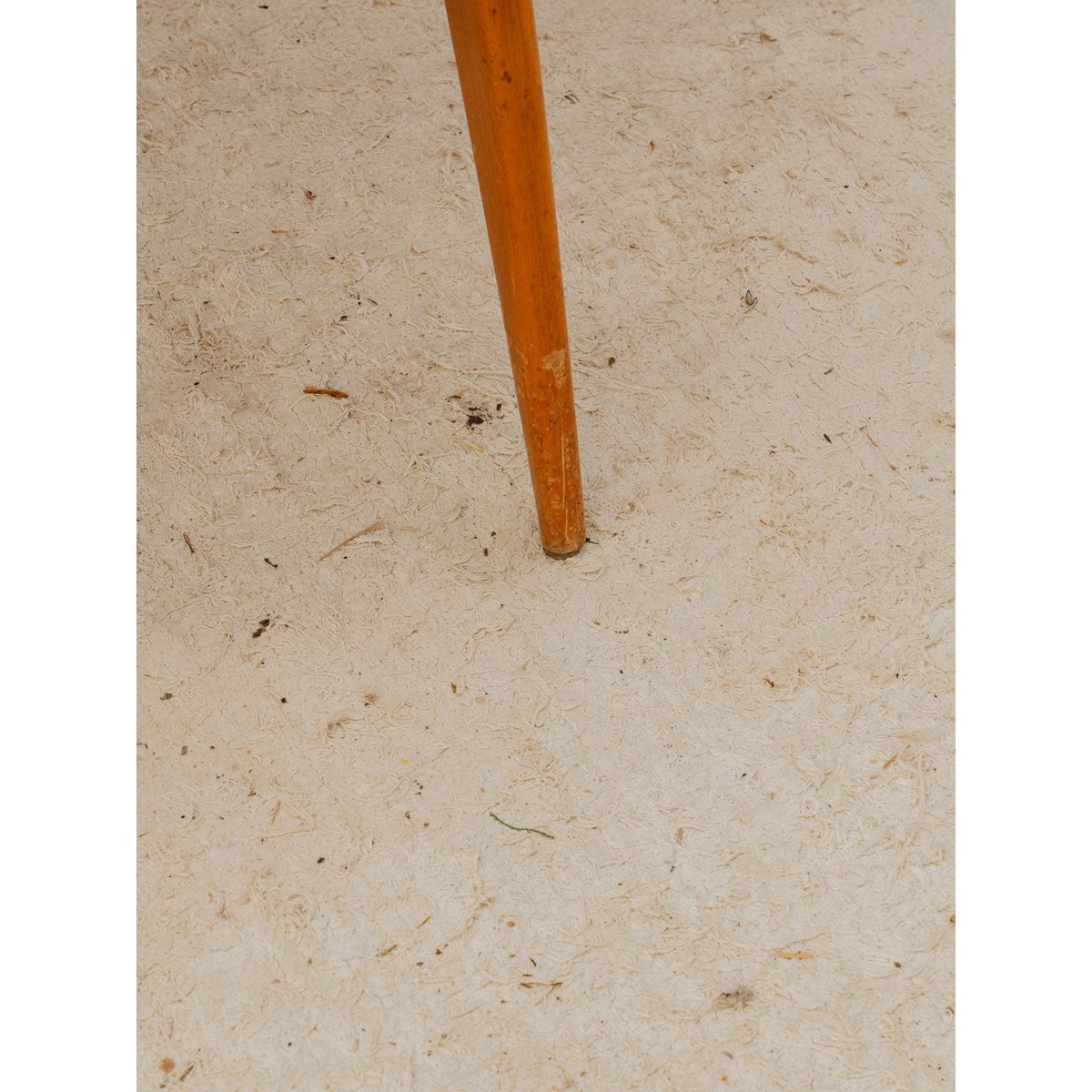 Chaise en bois et cuir noir Alma N°2080 - Bon état bois foncé, DEBONGOUT
