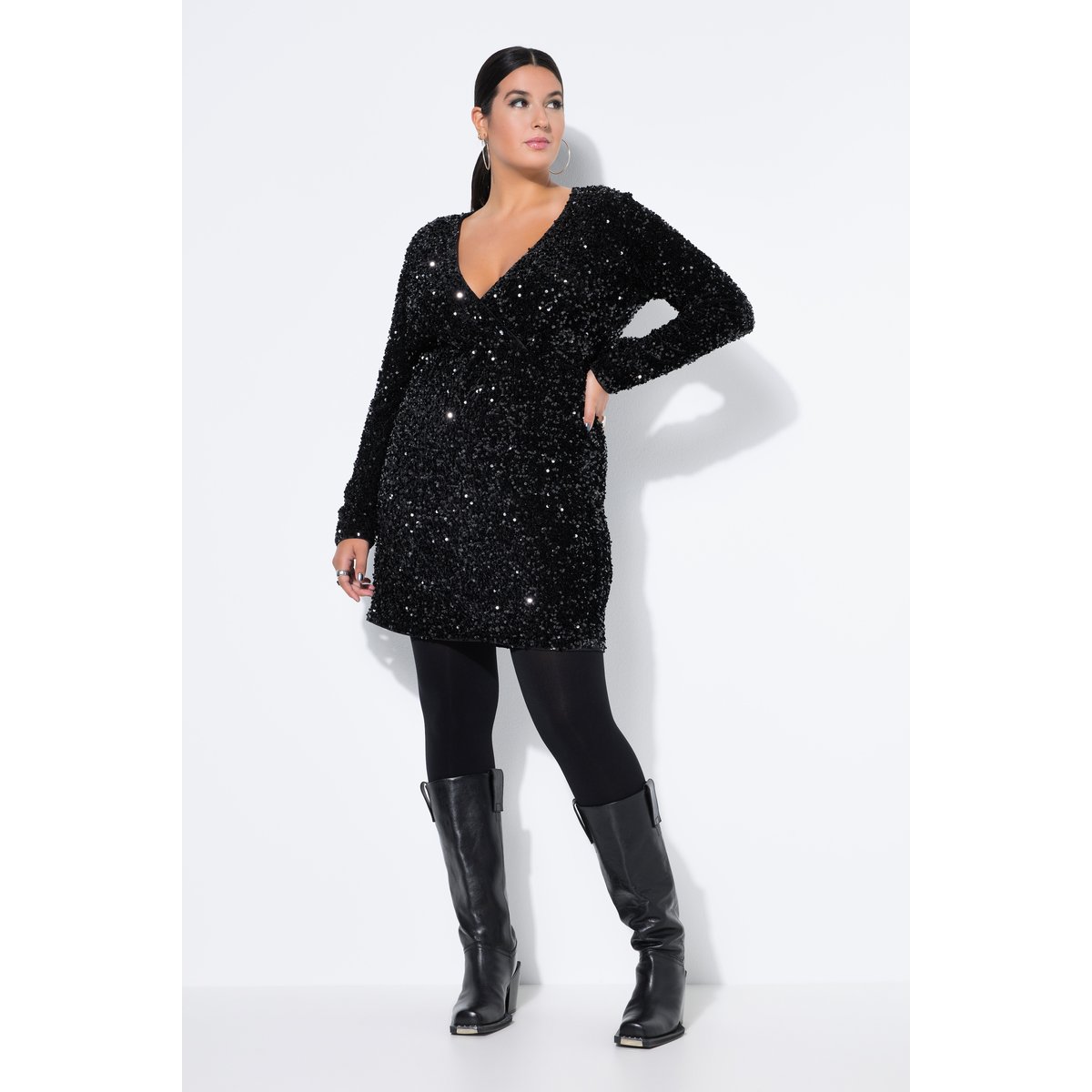 Robe portefeuille à col en V et noir, STUDIO UNTOLD