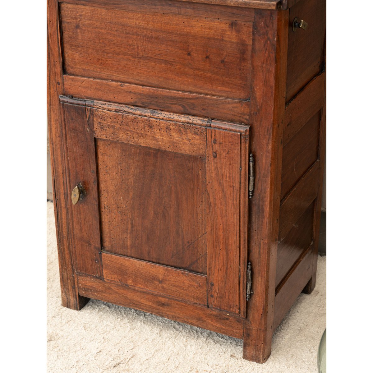 Petit buffet en noyer Gilbert N°1918 - Bon état bois foncé, DEBONGOUT