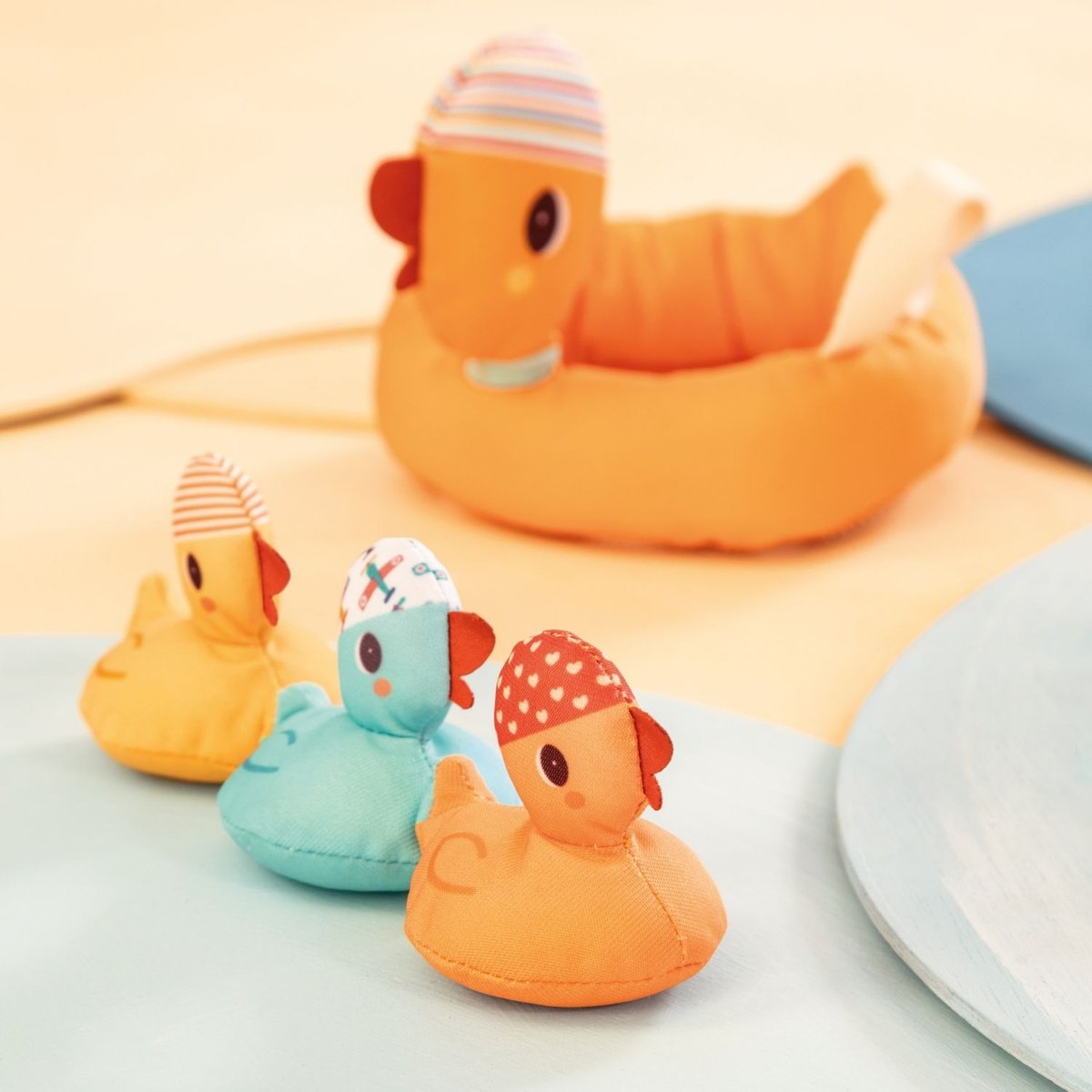 Jeu de bain Maman canards et ses canetons orange, jaune, bleu, LILLIPUTIENS
