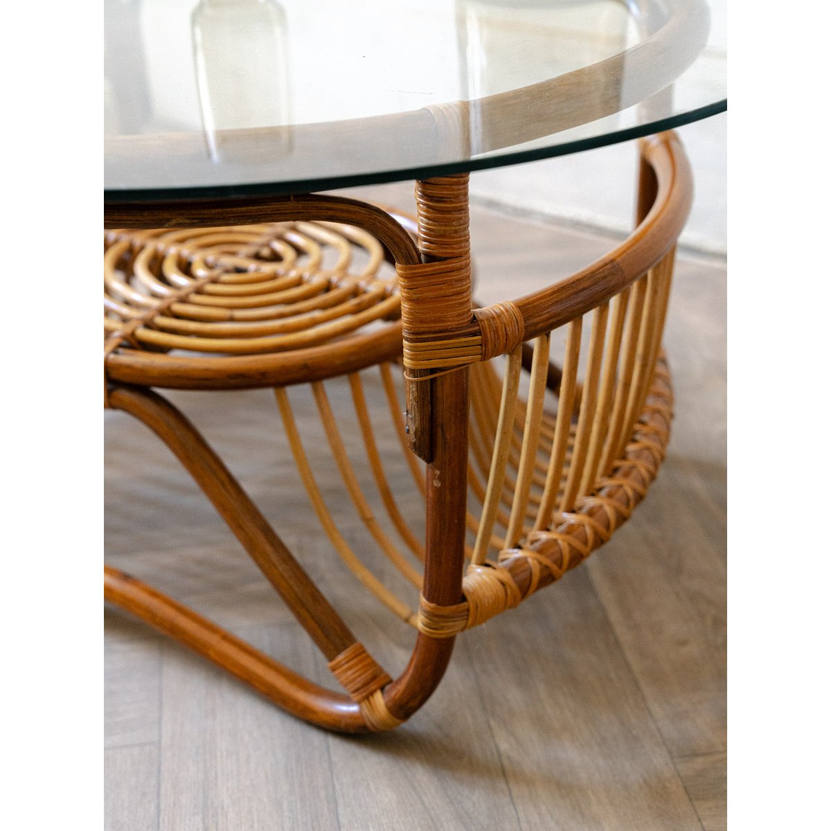 Table basse en rotin et en verre Léonie N°983 - Bon état bois foncé, DEBONGOUT