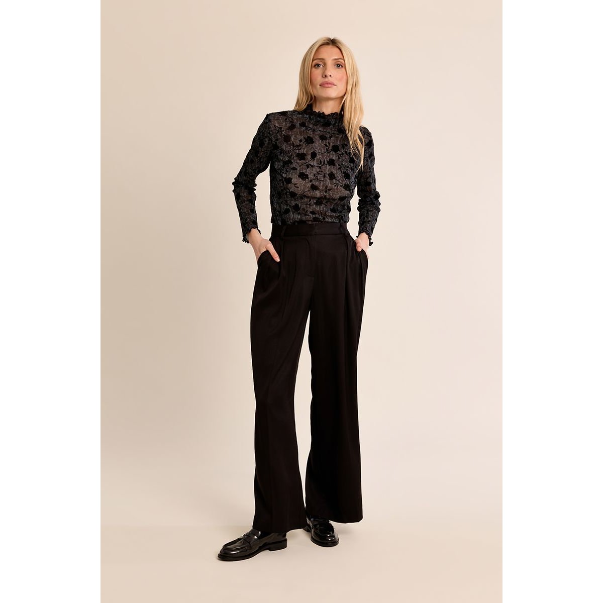 Top en semi-transparence, à fleurs noir, MOLLY BRACKEN