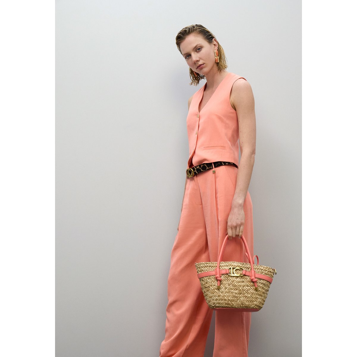 Mini panier tressé avec poignées et détails effet cuir rose, LOLA CASADEMUNT