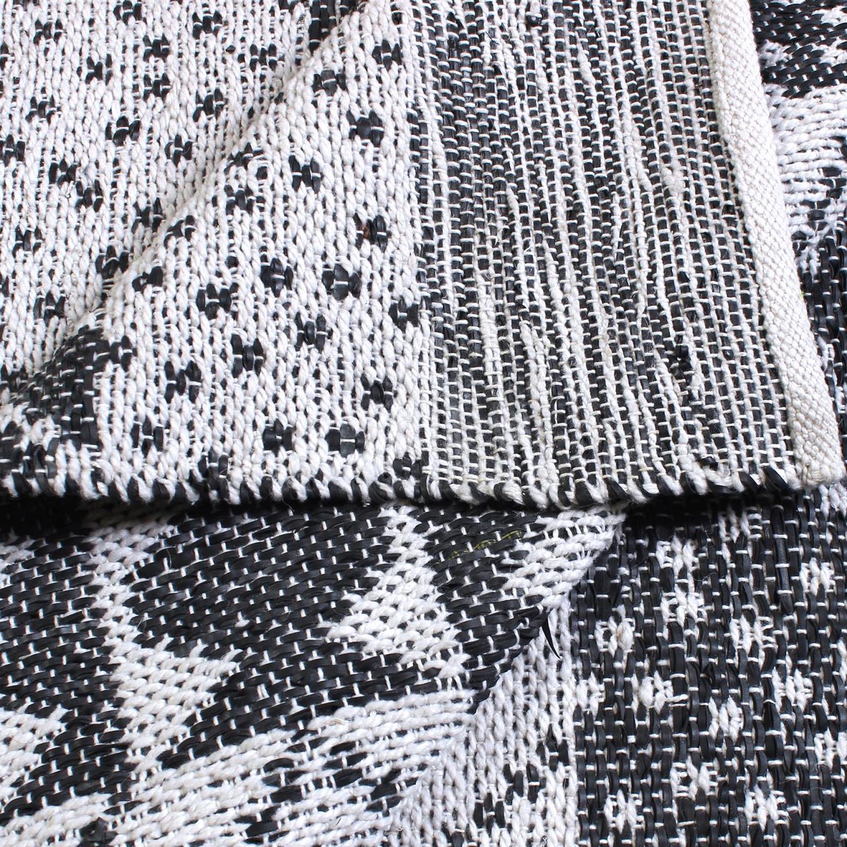 Tapis Zambezi ivoire/charbon, THE RUG REPUBLIC