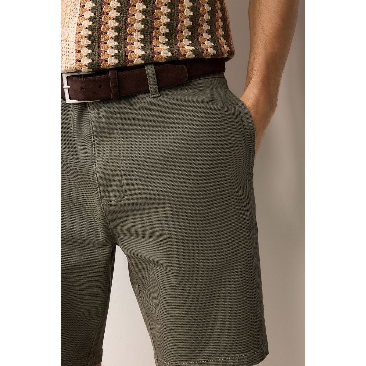 Short chino imitation daim avec ceinture vert sauge, NEXT