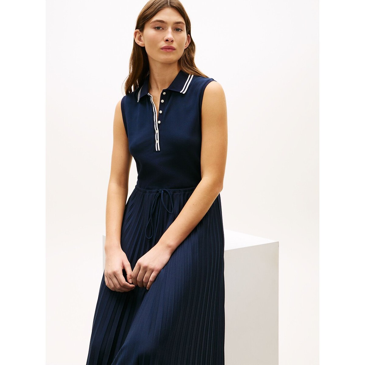 Ärmelloses, plissiertes Midikleid mit Polokragen marine, TOMMY HILFIGER