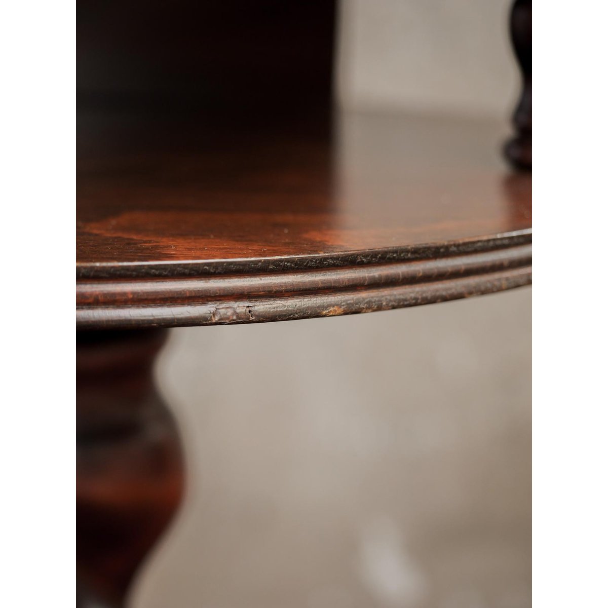 Guéridon aux deux tablettes Alfred N°220 - Bon état bois foncé, DEBONGOUT