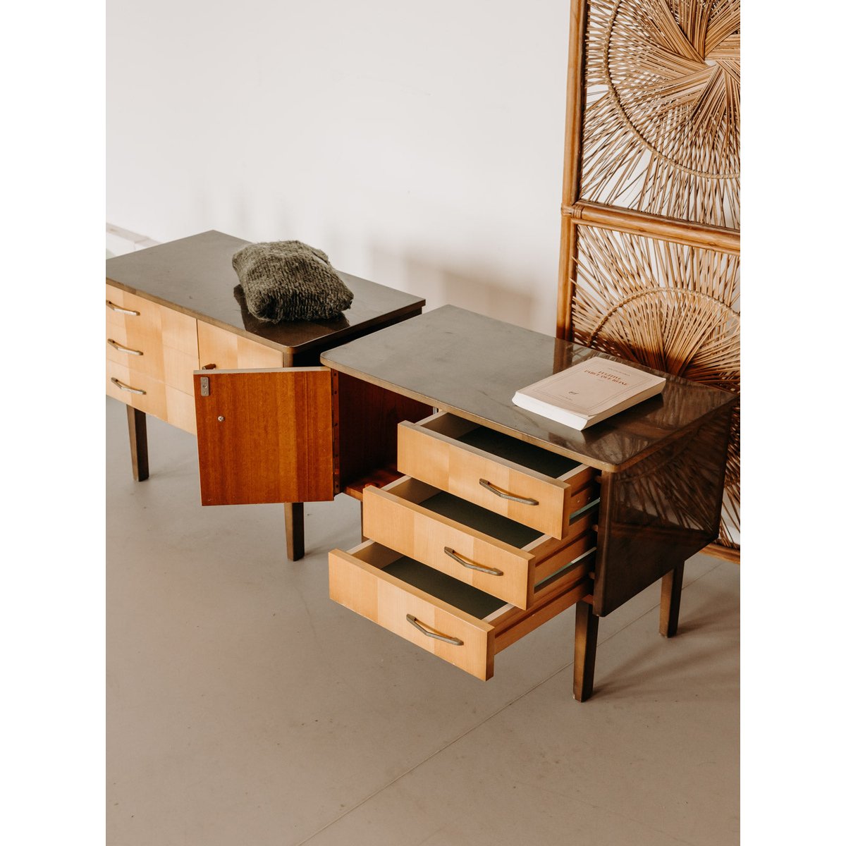 Paire de tables de chevet au placage en bois Maïa N°1593 - Bon état bois foncé, DEBONGOUT
