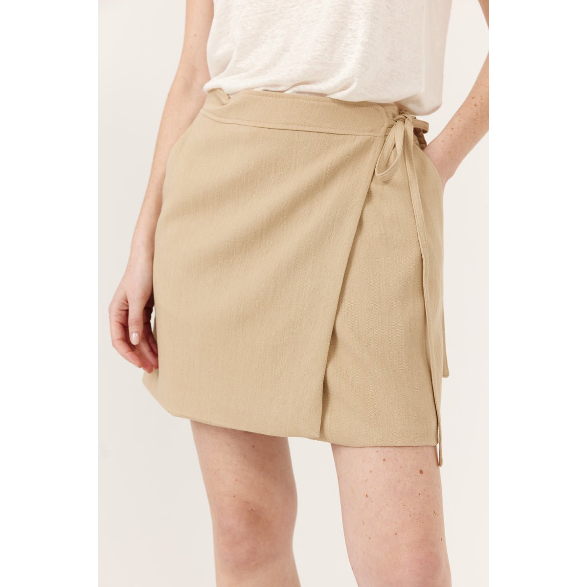 Jupe courte taille haute minimaliste Dymea beige, ARTLOVE