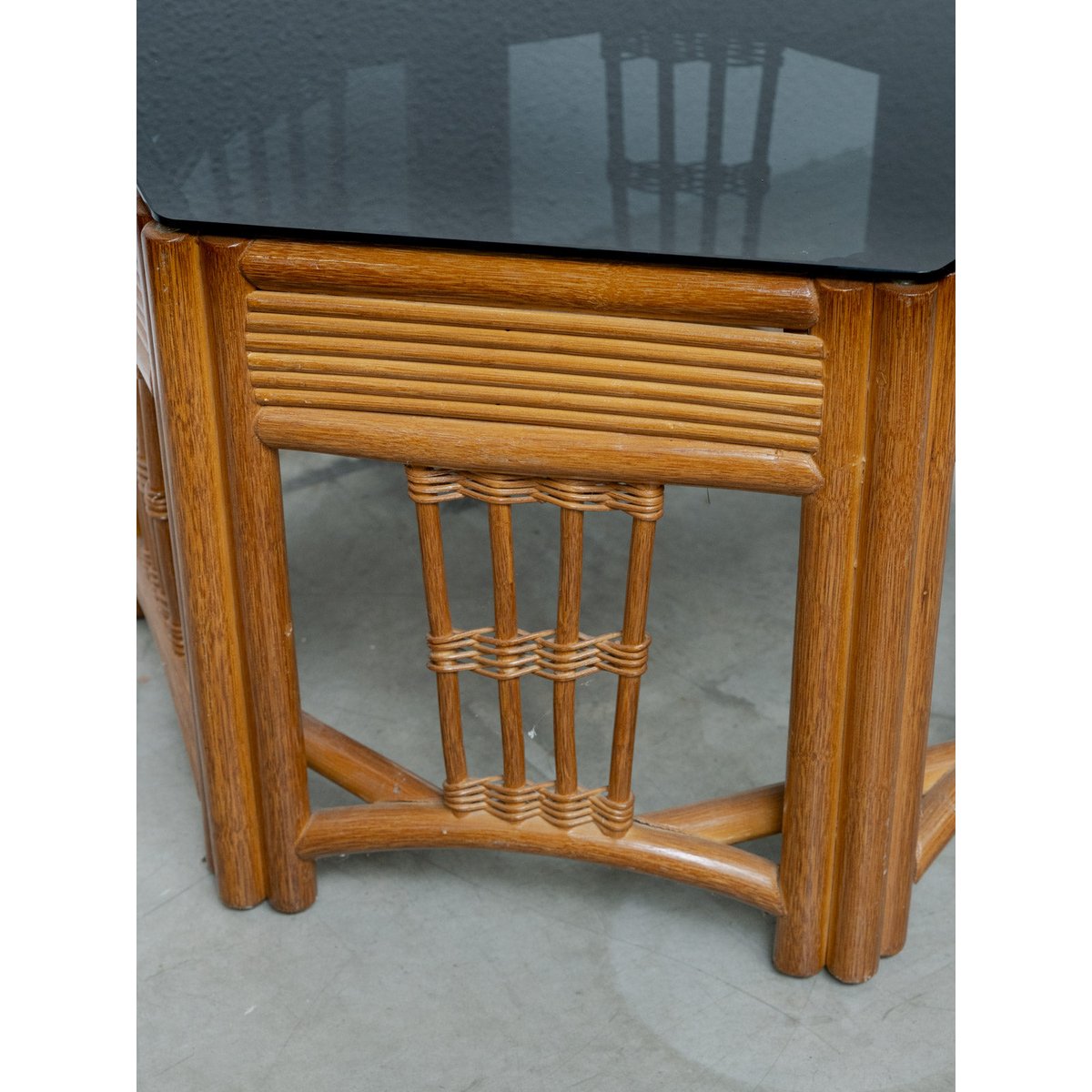 Table basse hexagonale en rotin et verre fumé Donna N°1636 - Bon état fumé, DEBONGOUT