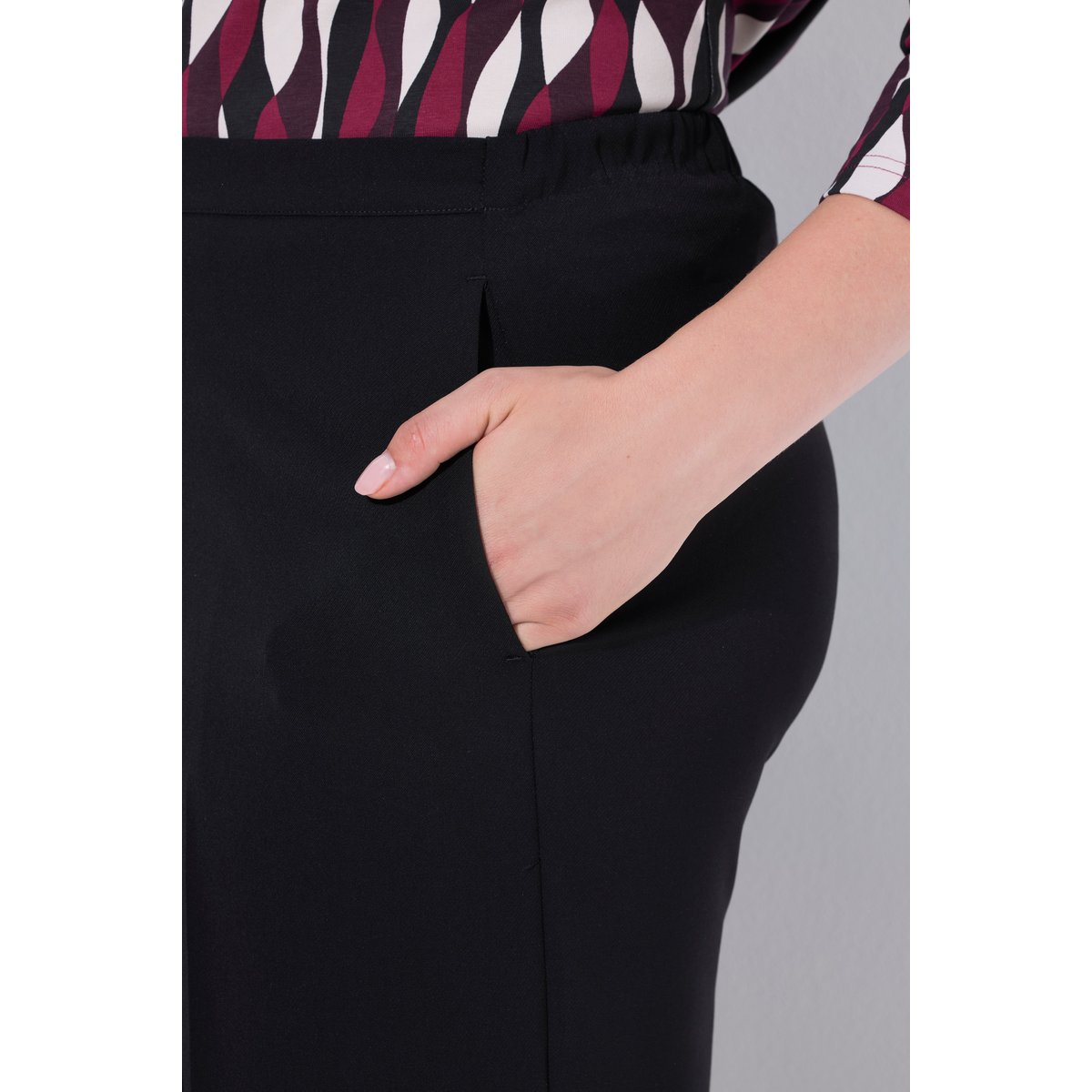 Pantalon Mary à jambe large avec pli marqué noir, ULLA POPKEN