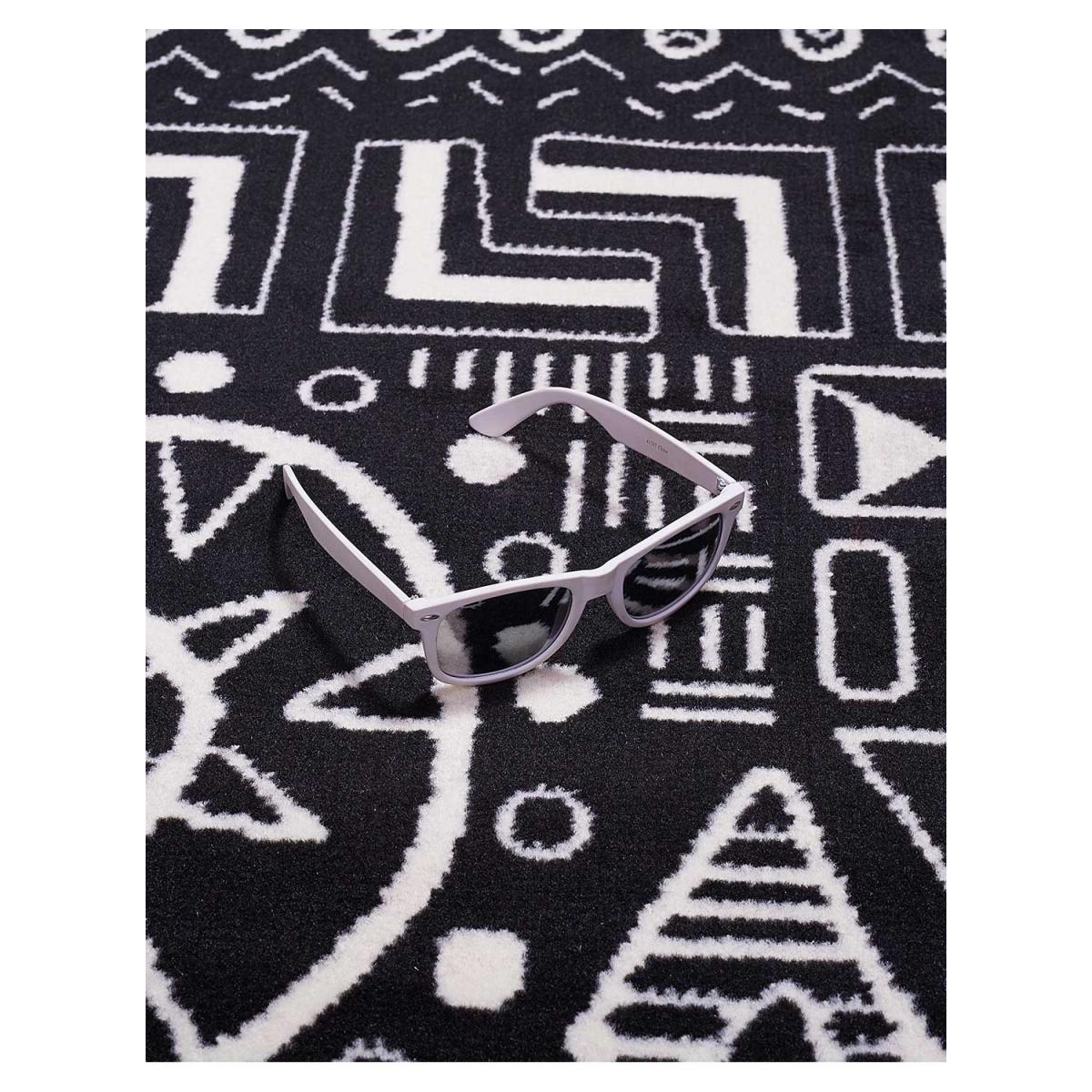 Tapis chambre tissé motif ethnique LYN1 MOTIF noir, UN AMOUR DE TAPIS