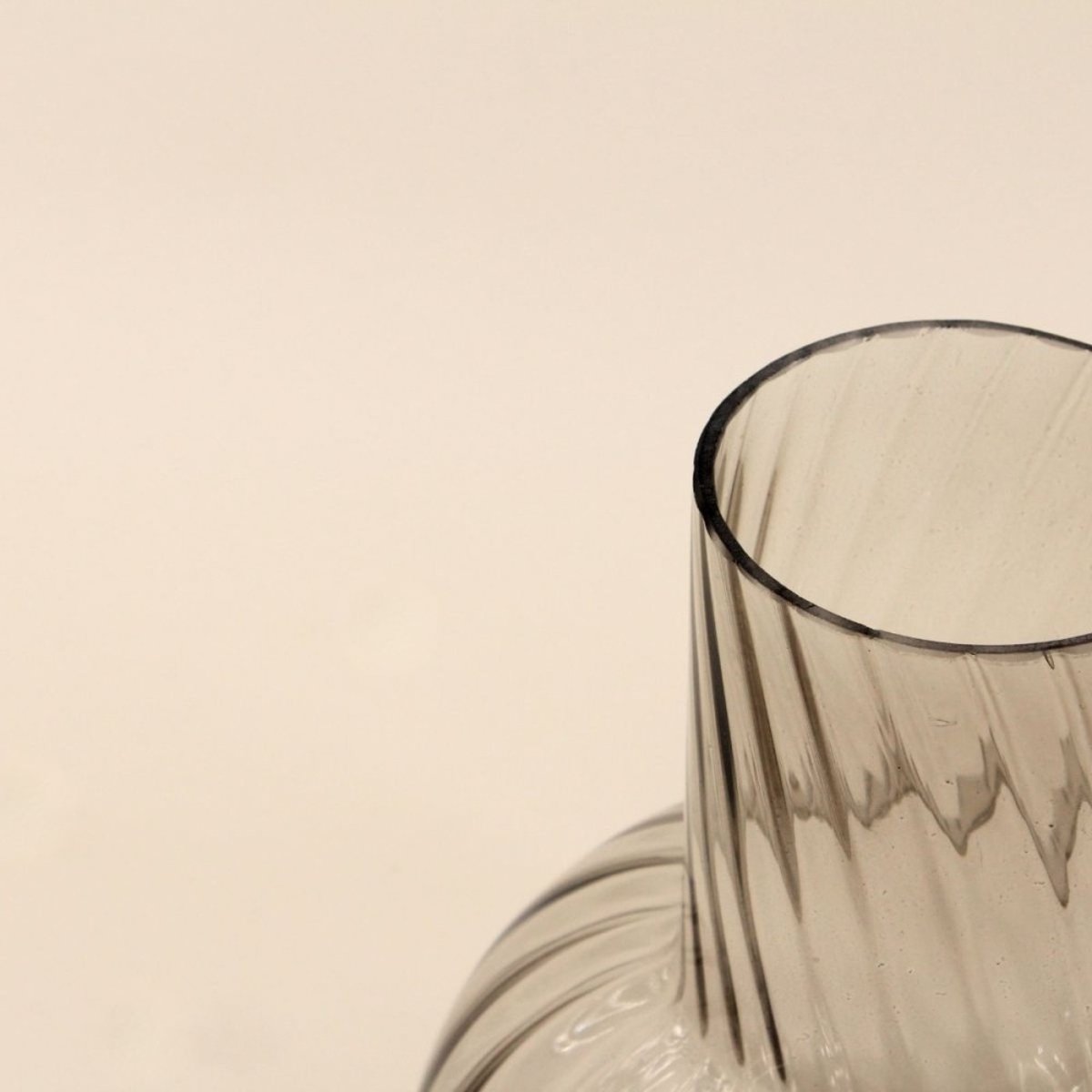 Vase en verre strié, H25cm gris, ORNAMI