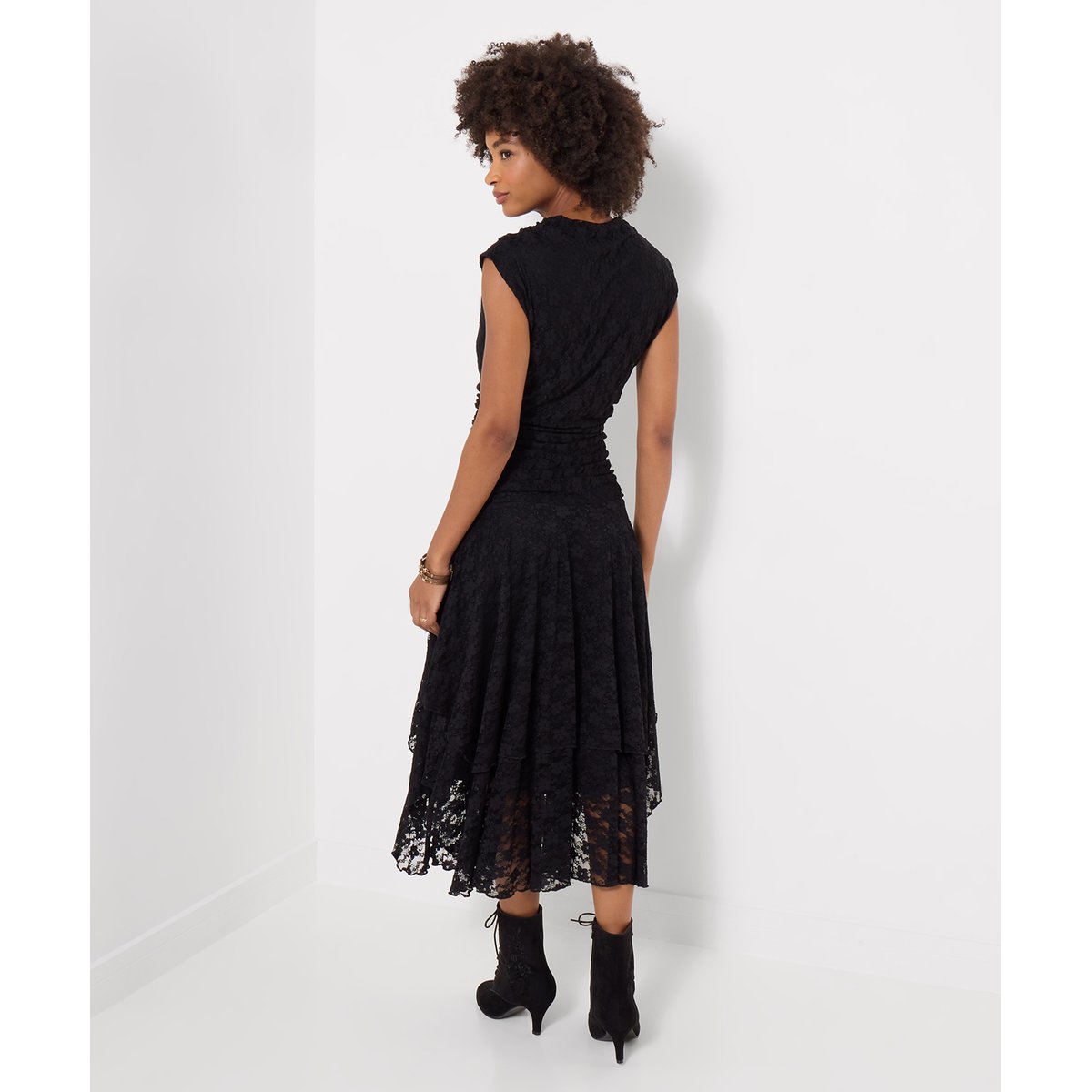 Élégante Robe en Dentelle à Col Bénitier et Ourlet Plongeant noir, JOE BROWNS