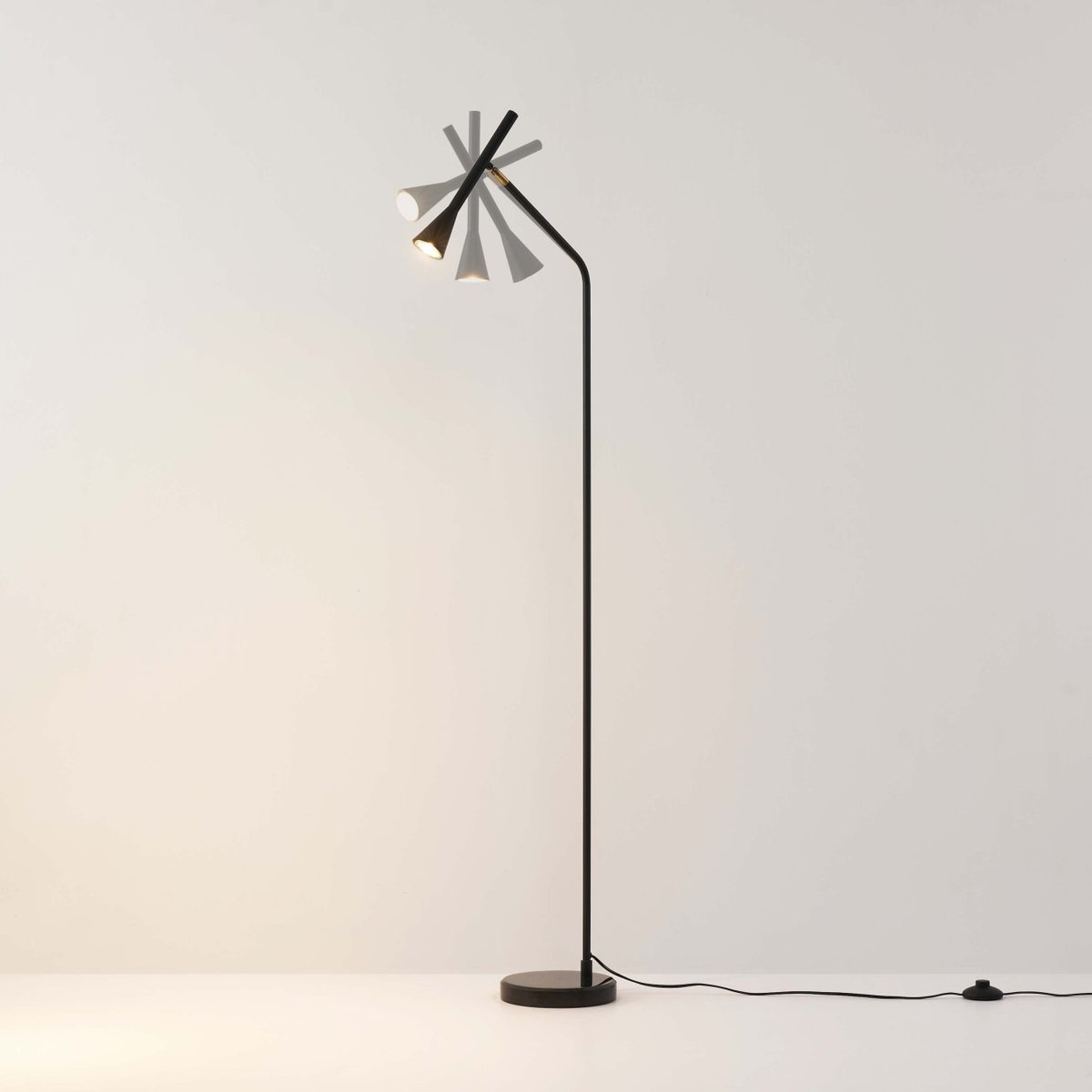 Lampadaire noir avec base en marbre - HOLEN noir et doré, KOSILUM