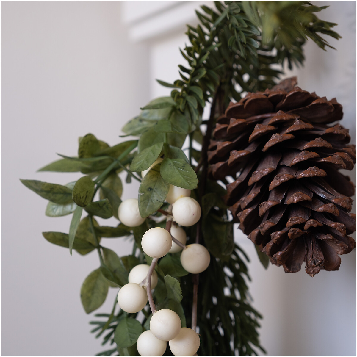 180cm Mistletoe, Pine Cone & Foliage Garland green, SO'HOME